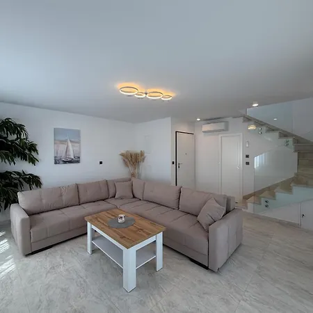 Apartment Penthouse Castel *